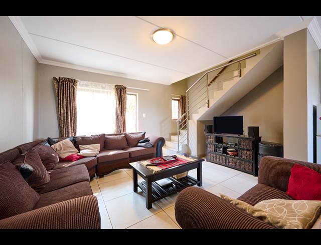 2 BEDROOM TOWNHOUSE FOR SALE IN BLUE HILLS